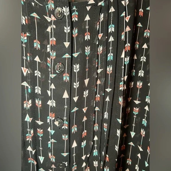 Torrid Women’s Black Sheer Arrow Print Tulip Cut Back Blouse Size 3X NWOT - Picture 7 of 8